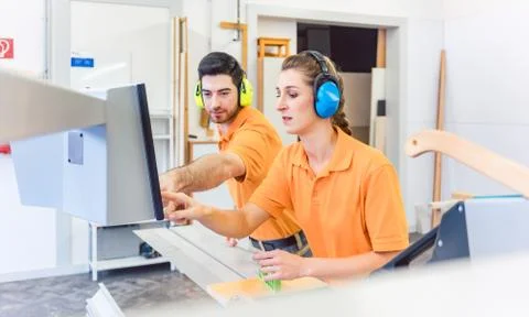 Carpenter programming computer controlled saw Foto stock