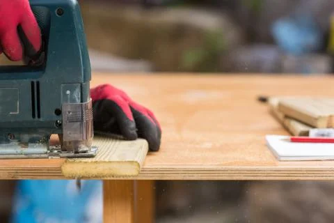 Carpenter sawing a board Foto stock