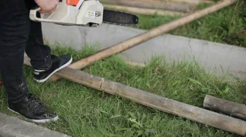 Carpenter sawing a log in half a chainsaw Video stock 59367285