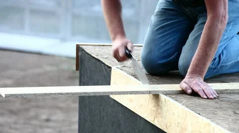 Carpenter sawing plank Video stock 11033081