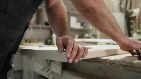 Carpenter smoothing wood edge with hand tool Vídeo Stock 343072124