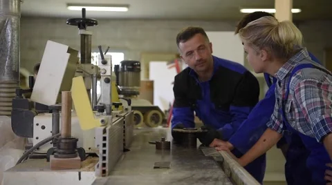 Carpenter with students in workshop assembling wood Video stock 67613820