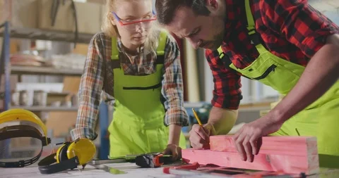 Carpenter teaching apprentice Video stock 112064968