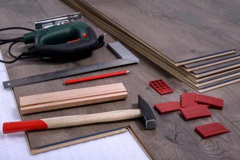 Carpenter tools on laminated flooring Foto stock