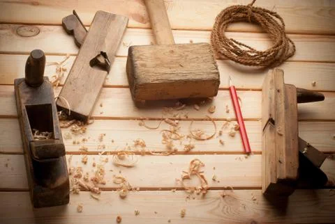 Carpenter tools in pine wood table Foto stock