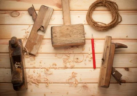 Carpenter tools in pine wood table Foto stock