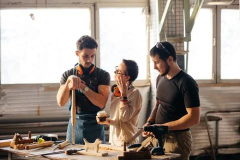 Carpenter Training Female Apprentice To Use Plane Stockfoto's