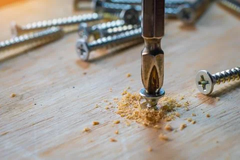 Carpenter use Cordless drill drive the screw on wooden plate with countersi.. Foto stock