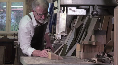 Carpenter use electric saw Video stock 58017800