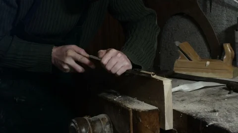 Carpenter uses a carpenter's chisel Vídeo Stock 97461987