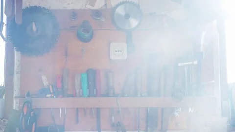 The carpenter uses an old bit. Old bits on the stand stand on the wall. Stockbeeldmateriaal 84513922