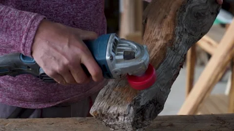 Carpenter using angle grinder to power sand rustic 스톡 동영상 325204690