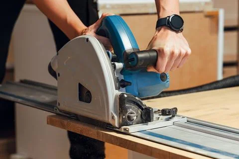 Carpenter Using Circular Saw for Wood Cutting Foto stock