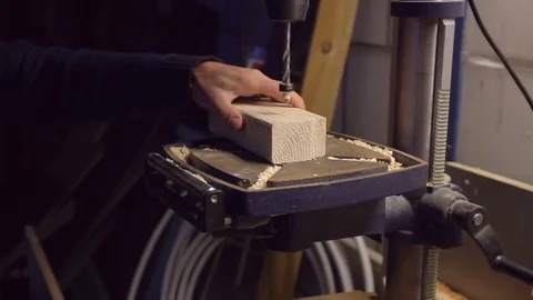 Carpenter using drilling machine making a hole in a piece of wood Vídeos de archivo 82868640