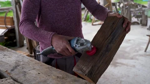 Carpenter using electric sander on rustic wood beam I Video stock 325203594