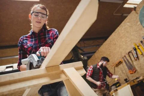 Carpenter using a machine Fotos Stock