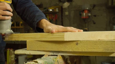 Carpenter using  manual milling machine  to smooth out the angle. 库存影片 129176063