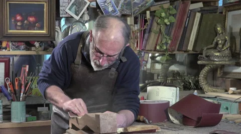 Carpenter using sand paper Video stock 58001611