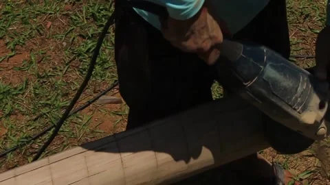 Carpenter using a sander to smooth a wooden log. Vídeos de archivo 222353099