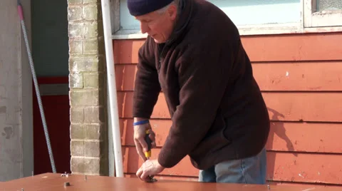 Carpenter using screw driver Vídeo Stock 30449055