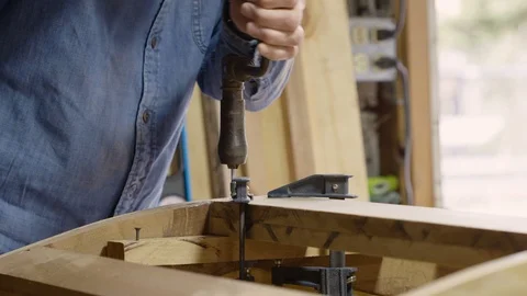 Carpenter using a tool to build a boat frame Video stock 91704993