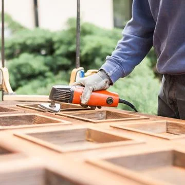 Carpenter at work with angular Sander. Foto stock