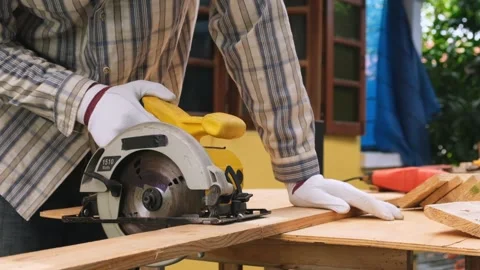 Carpenter worker using saw cutting wood,slow motion. Vídeos de archivo 134166248