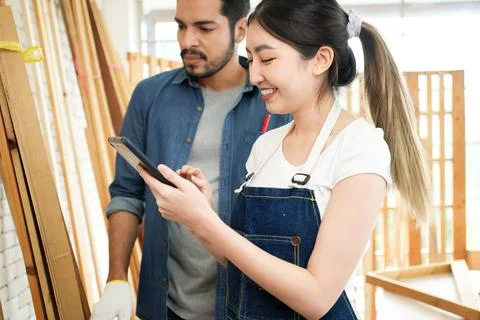 Carpenter workers using tablet consulting and brainstorming Foto stock
