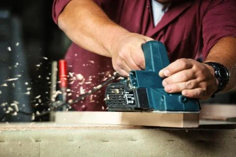 Carpenter working with electric planer. Foto stock