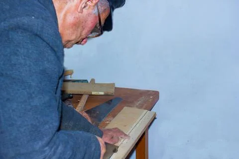 Carpenter working on the floor, old man in kitchen Stockfoto's