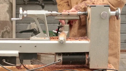 Carpenter working on lathe Vidéo 116608705