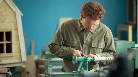 Carpenter working with machine in workshop Vidéo 73456324