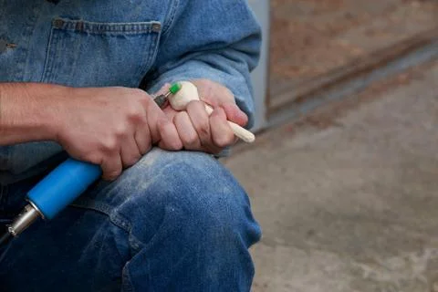 Carpenter is working 库存照片