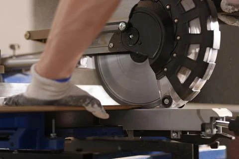 Carpenter working using special equipment for cutting board Foto stock