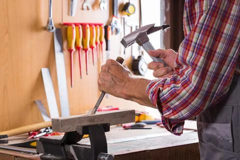 Carpenter working on the work bench, joinery tools and woodwork Foto stock