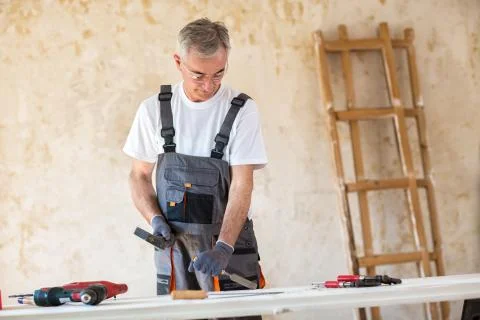 Carpenter is working in a workshop Foto stock
