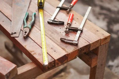 Carpentry tools on rustic wooden workbench Stock-Fotos