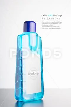 Carpet cleaning liquid bottle in front of light gray background mock-up serie PSD 템플릿