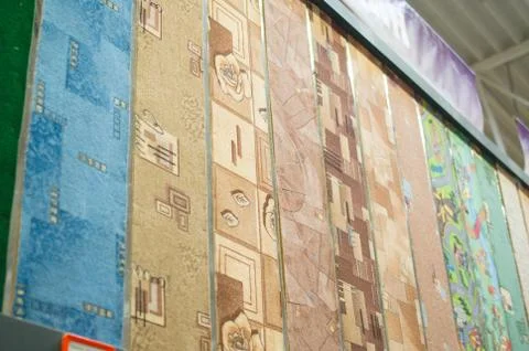 Carpets samples with patterns on wall in build shop Foto stock