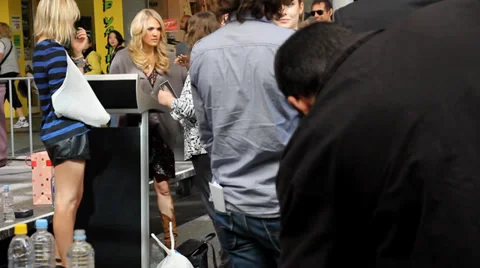 Carrie Underwood goes down Under Stock-Footage 34663273