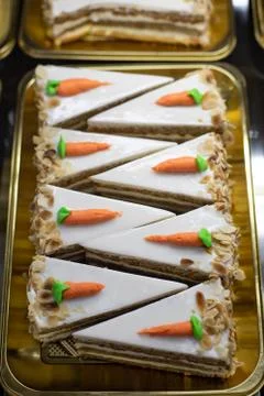 Carrot cake cut into triangular pieces, decorated with cream carrots, sweet d Foto stock