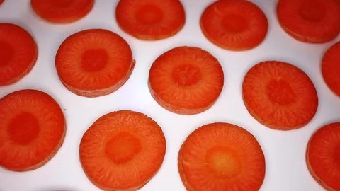 Carrot slice slices on rotating plate seamless looping hd background cover video Video stock 107617113