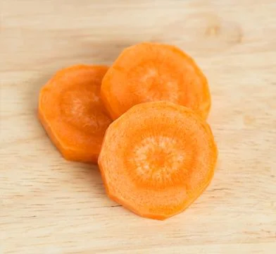 Carrot slices on table Foto stock