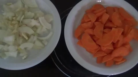Carrots and onions in different small plates Vídeos de archivo 311519267