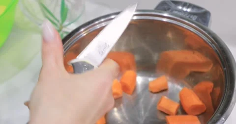 Carrots cut into a saucepan Vídeo Stock 144666513