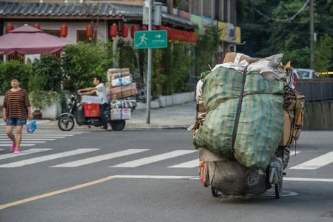 Carrying and pulling heavy load in Chengdu Foto stock