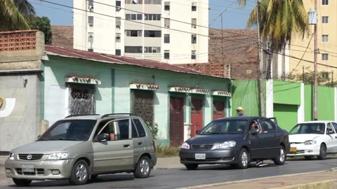 Cars advancing while in line to refill gas tank at a petrol station inenezuela 스톡 동영상 132015277