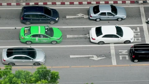 Cars and motorcycle accelerating off the intersection on green light Video stock 158918492