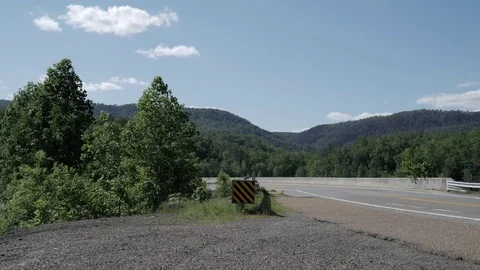 Cars driving on a fun curvy road out in nature 库存影片 75388127