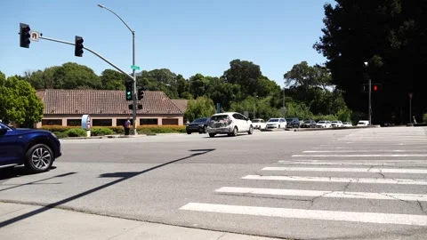 Cars driving through an intersection. Vídeos de archivo 308508793